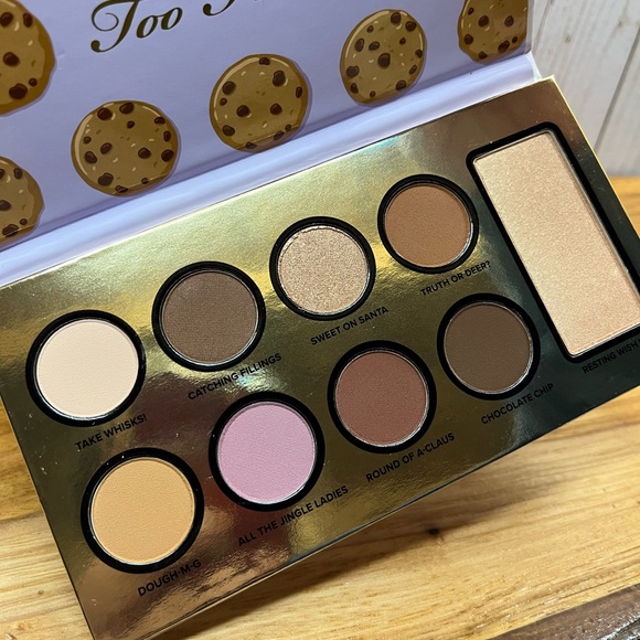 Too Faced Christmas Bake Shoppe Chocolate Chip Cookie-Scented Face & Eye Palette - Picture 5 of 7